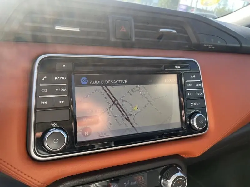 Vue rapprochée de l’écran tactile de navigation de la Nissan Micra 2017 avec tableau de bord en cuir marron.