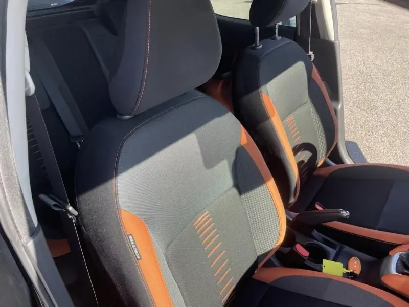 Vue intérieure en gros plan des sièges avant noirs avec surpiqûres orange de la Nissan Micra 1.5 DCI N-Connecta 2017.