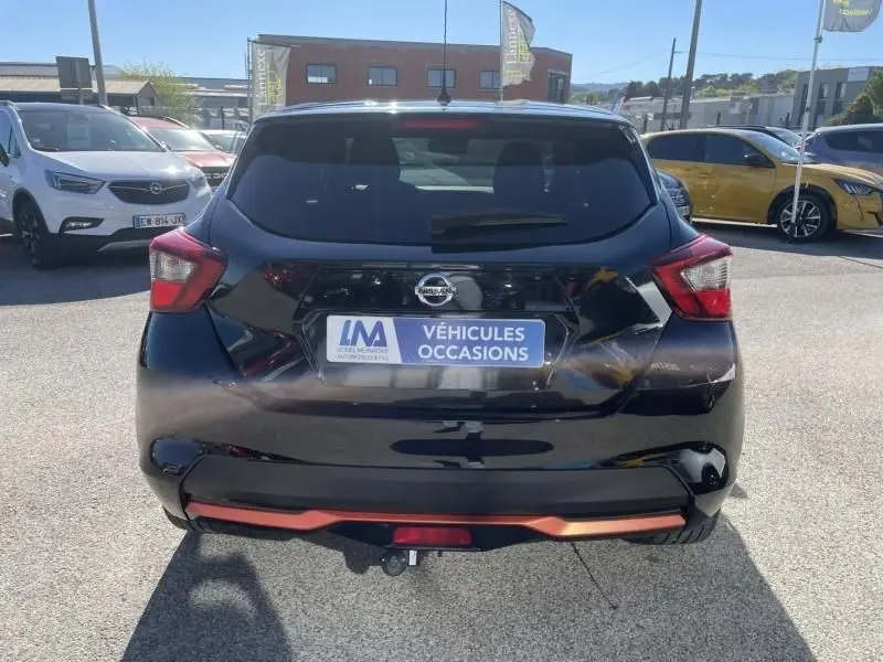 Vue arrière d'une Nissan Micra noire 2017, version N-Connecta, avec feux rouges et plaque d'occasion visible.
