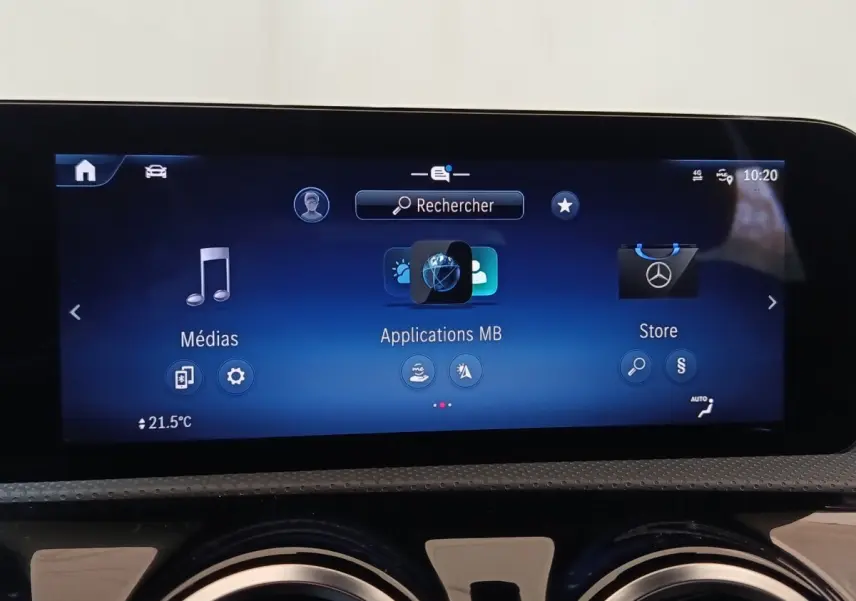 Écran tactile central de 26 cm affichant les applications multimédia dans un Mercedes GLA 250 e gris foncé.