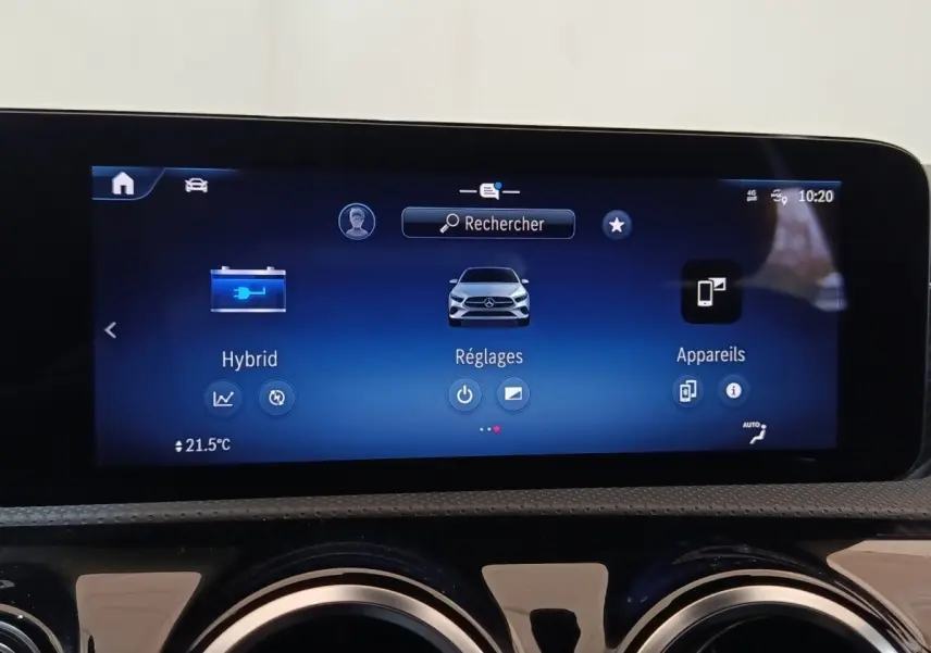 Écran tactile central affichant le menu hybride et réglages dans l’habitacle du Mercedes GLA 250 e gris foncé.