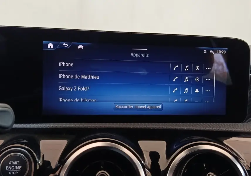 Vue rapprochée de l’écran tactile central du Mercedes GLA 250 e Business Line 2023 affichant la liste des appareils connectés.