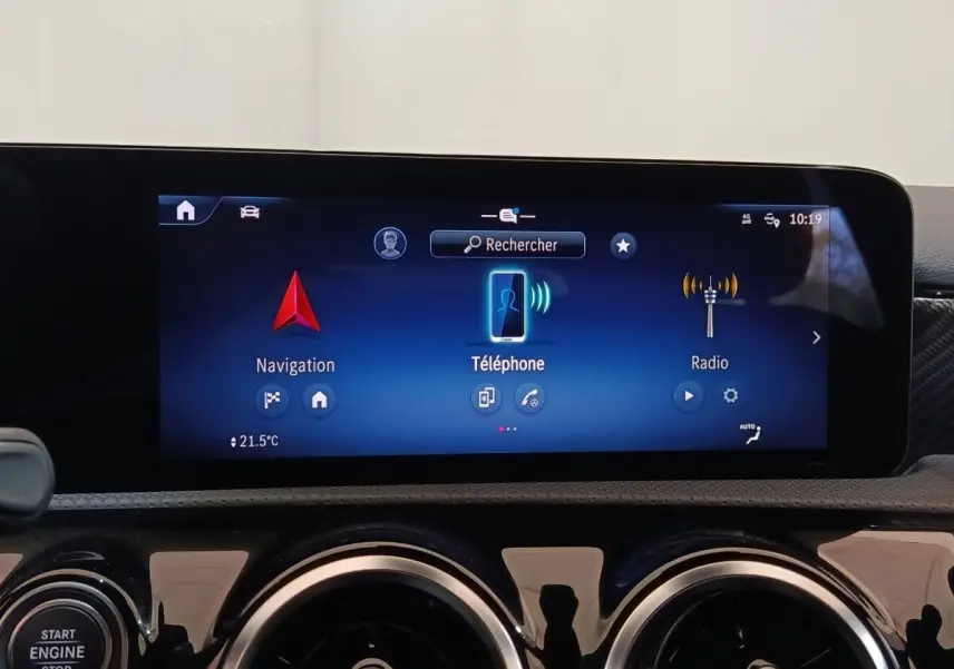 Écran tactile central affichant navigation, téléphone et radio dans le tableau de bord d’un Mercedes GLA 250 e gris foncé.