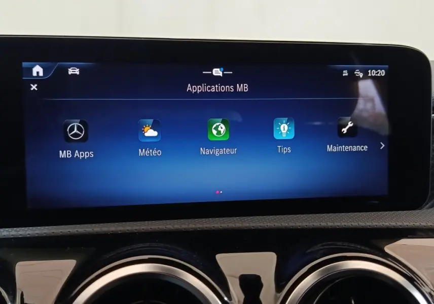 Écran tactile central du tableau de bord du Mercedes GLA 250 e Business Line 2023, affichage des applications MB.