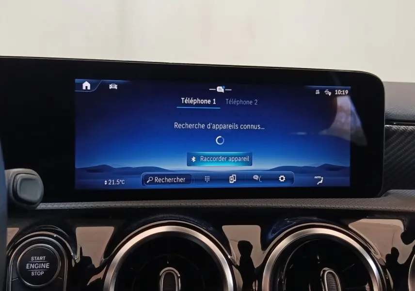 Vue rapprochée du tableau de bord du Mercedes GLA 250 e Business Line 2023, écran tactile bleu et bouton démarrage visible.