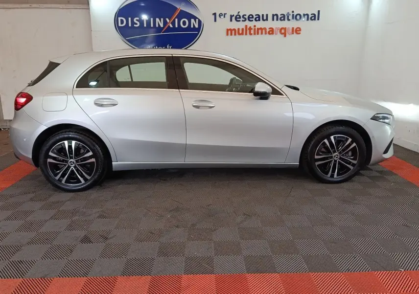 Vue de profil côté gauche d'une Mercedes GLA 250 e Business Line gris foncé avec jantes noires et toit blanc.