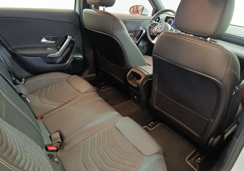 Intérieur arrière du Mercedes GLA 250 e Business Line 2023, sièges noirs en cuir et tissu, vue côté gauche vers l'avant.