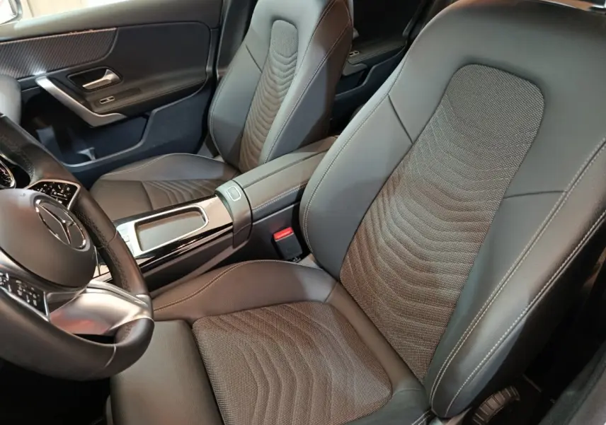 Vue intérieure rapprochée des sièges avant gris foncé en cuir et tissu du Mercedes GLA 250 e Business Line 2023.