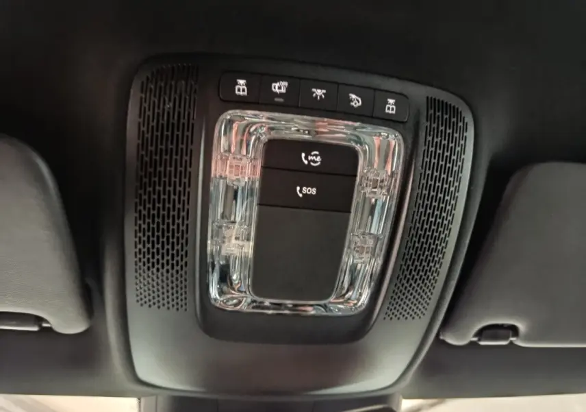 Vue en gros plan du plafonnier noir avec boutons SOS et appels d'urgence dans un Mercedes GLA 250 e gris foncé 2023.