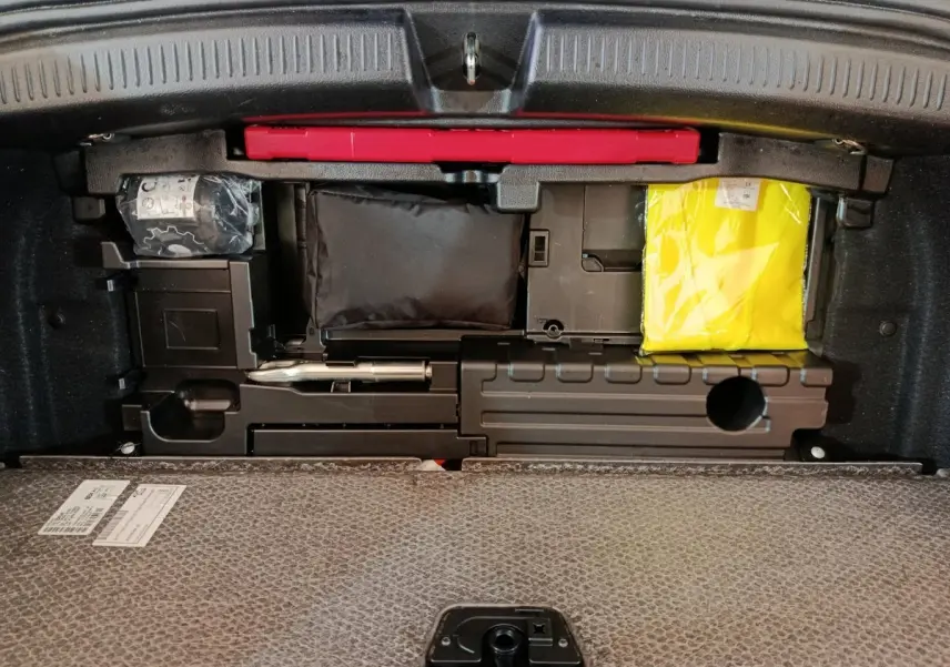 Vue du compartiment de rangement sous le plancher du coffre du Mercedes GLA 250 e Business Line gris foncé 2023.
