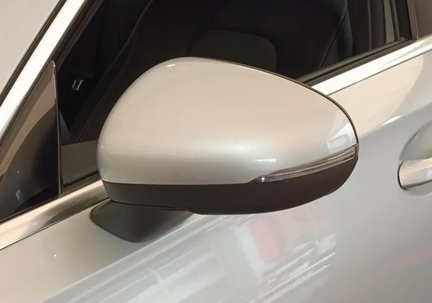 Rétroviseur côté gauche gris clair du Mercedes GLA 250 e Business Line 2023 avec porte gris foncé visible.