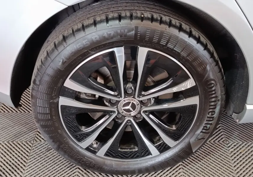 Gros plan sur la roue avant droite du Mercedes GLA 250 e Business Line gris foncé avec jante alliage bicolore.