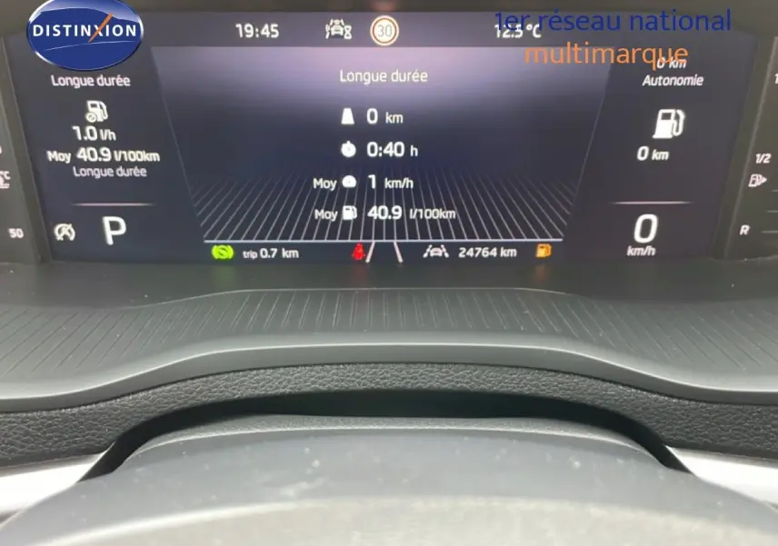 Tableau de bord numérique du Skoda Karoq 2025 affichant consommation, vitesse et autonomie, vue de face depuis le siège conducteur.