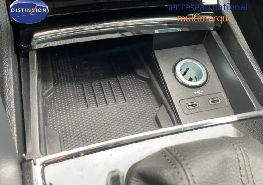 Gros plan sur la console centrale du Skoda Karoq 2025, montrant la prise 12V et deux ports USB-C noirs.