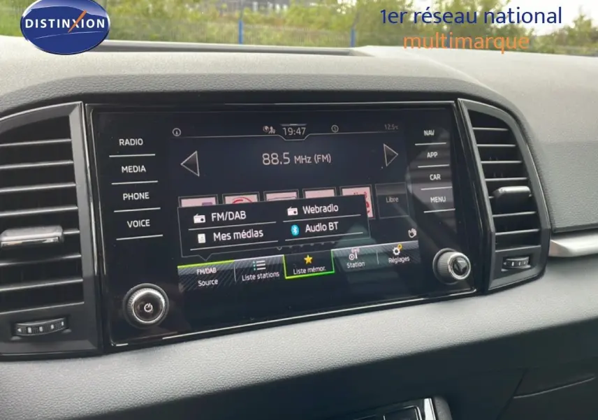 Écran tactile central du tableau de bord du Skoda Karoq 2025, affichant les options radio et médias.