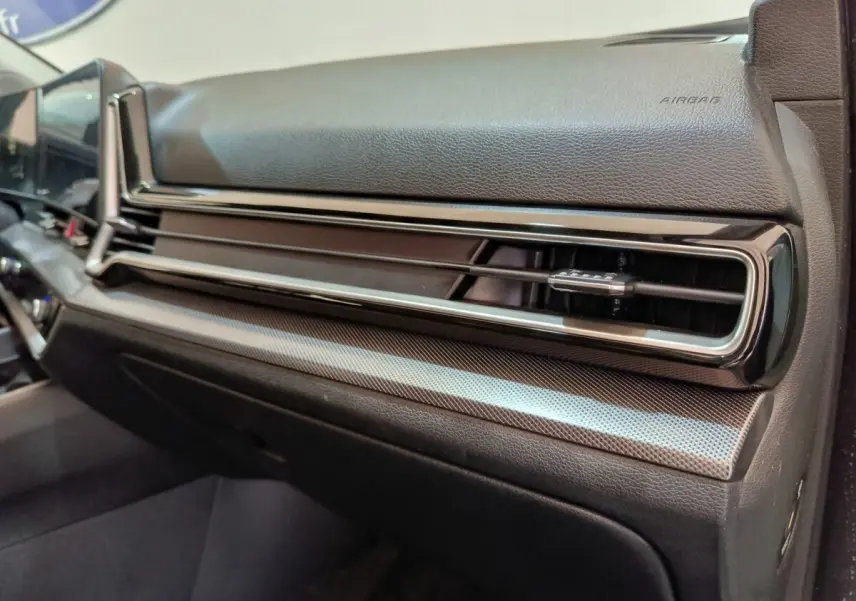 Détail du tableau de bord noir avec aérateurs horizontaux du Kia Sportage hybride rechargeable 2022.