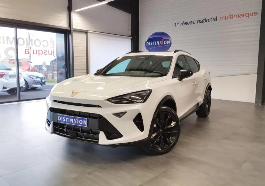 Vue 3/4 avant d'un CUPRA Formentor blanc Nevada avec jantes noires et détails contrastés noirs dans un showroom.