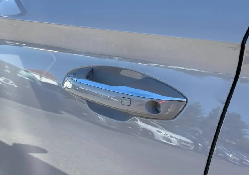 Poignée de porte chromée sur la portière côté gauche d'une BYD SEAL U 1.5 DM-i Boundless Cloud métallisé.