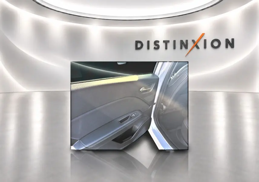 Détail de la porte arrière gauche ouverte d’une Renault Symbioz gris rafale, montrant la garniture intérieure noire.