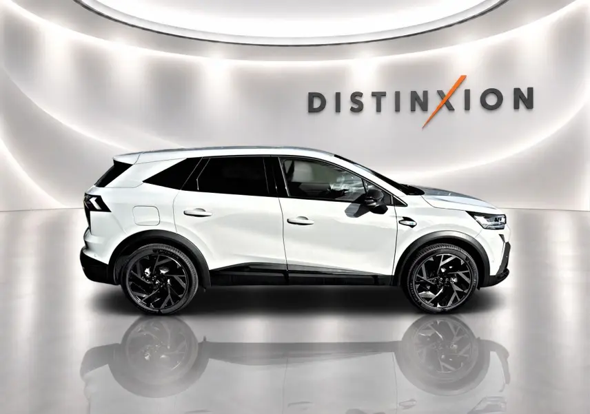 Vue latérale droite du Renault SYMBIOZ gris rafale avec jantes noires et toit noir dans un showroom lumineux.