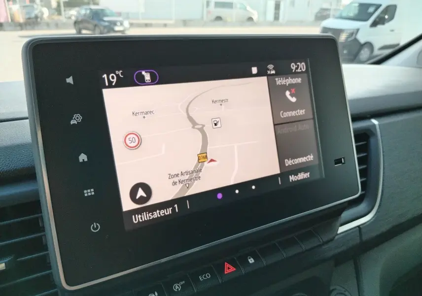 Écran tactile du système de navigation du Nissan Primastar blanc, vue intérieure du tableau de bord côté conducteur.