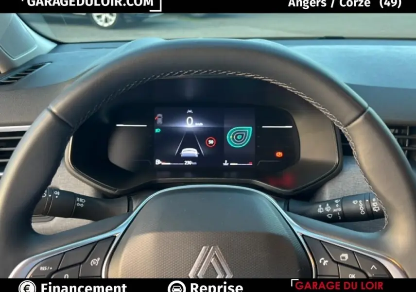 Vue rapprochée du volant cuir synthétique et du combiné numérique 7 pouces de la Renault Clio noire 2025.