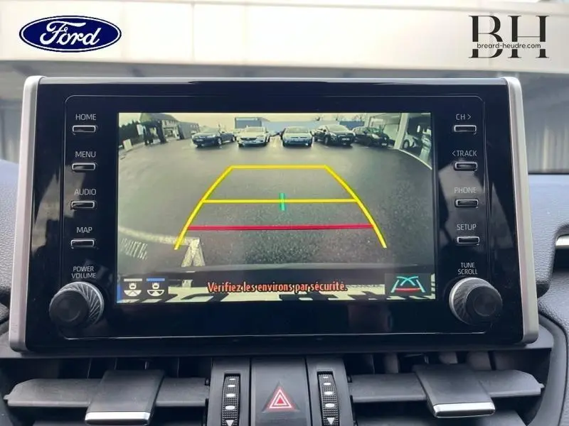 Écran tactile intérieur montrant la caméra de recul d’un Toyota RAV4 noir Attitude, vue frontale du tableau de bord.
