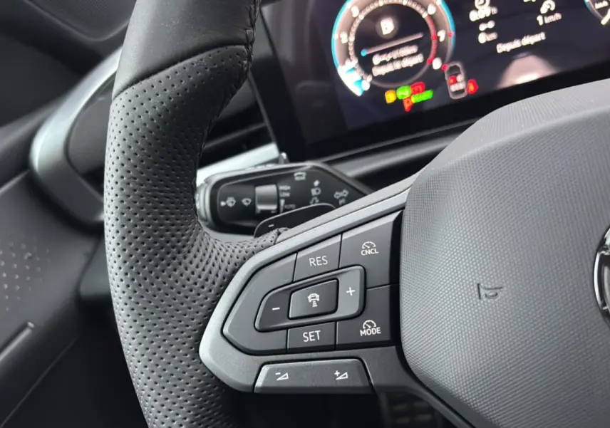 Gros plan sur le volant cuir noir multifonctions du Volkswagen T-Roc 2026 avec commandes de régulateur de vitesse.