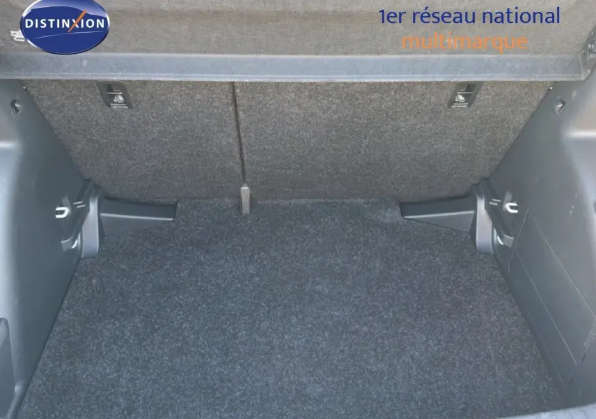 Coffre ouvert d’une Skoda Fabia gris graphite, vue intérieure montrant l’espace de chargement vide et les finitions en tissu.