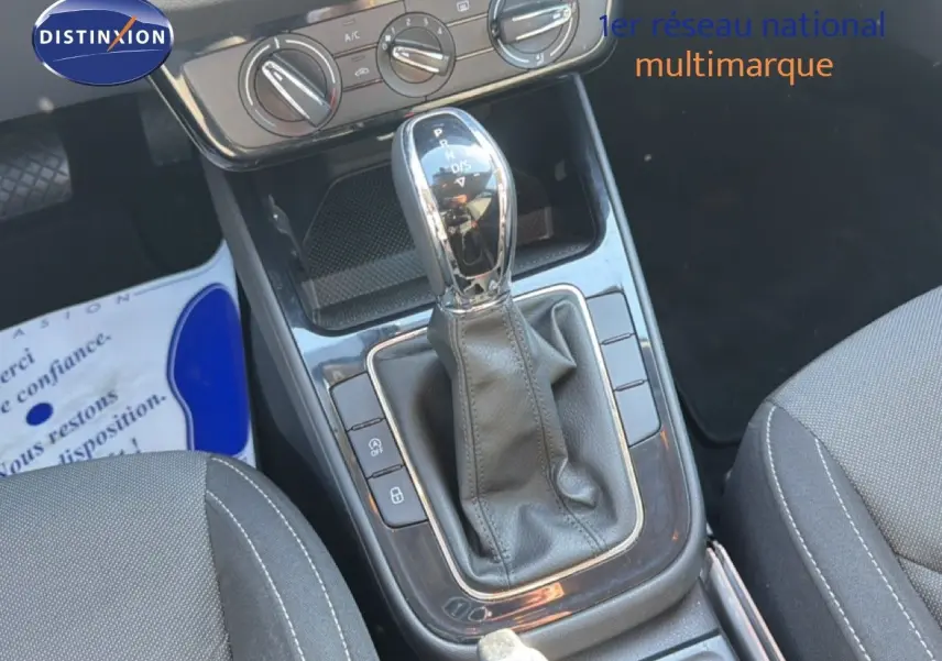 Vue rapprochée de la console centrale d’une Skoda Fabia gris graphite, mettant en valeur le levier de vitesse automatique et les commandes climatiques.