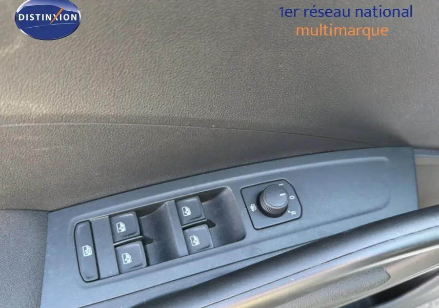 Gros plan sur les commandes des vitres et rétroviseurs côté gauche d'une Skoda Fabia gris graphite.