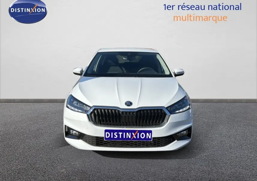 Vue de face d'une Skoda Fabia 2025 gris graphite métal avec calandre noire et phares LED allumés.