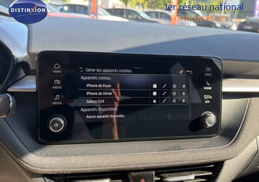 Écran tactile central de la Skoda Fabia 2025 gris graphite, affichant la gestion des appareils mobiles dans l'habitacle.