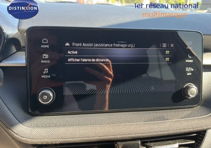 Écran tactile central du tableau de bord d’une Skoda Fabia 2025 affichant l’activation de l’assistance freinage d’urgence.