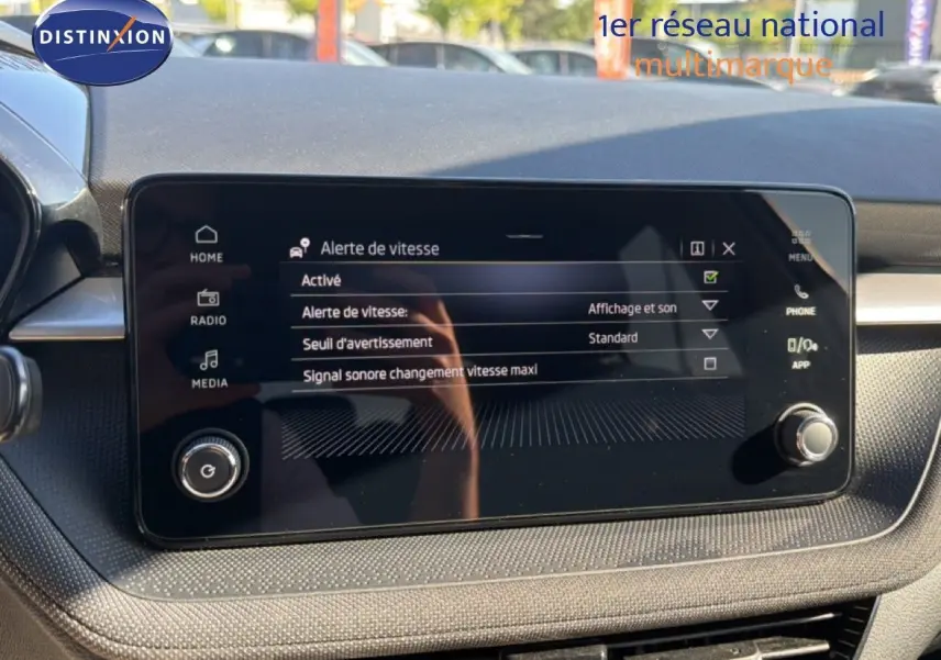 Écran tactile central de la Skoda Fabia 2025 gris graphite, affichant les réglages de l’alerte de vitesse.