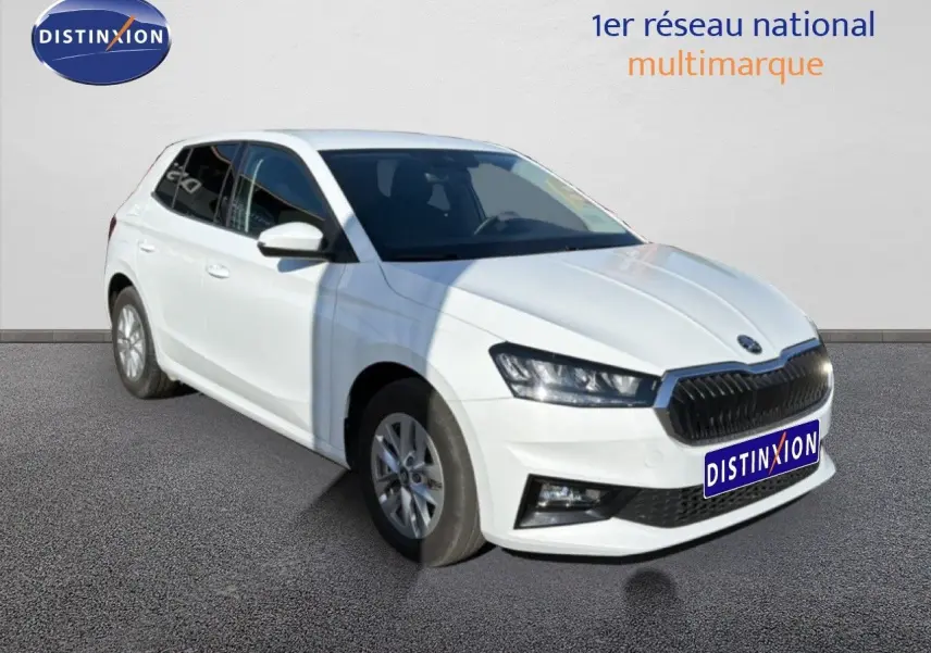 Vue 3/4 avant droite d'une Skoda Fabia blanche avec calandre noire et jantes alliage, sur fond neutre extérieur.