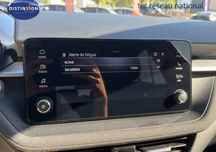 Écran tactile central affichant l'alerte de fatigue dans l'habitacle d'une Skoda Fabia gris graphite.