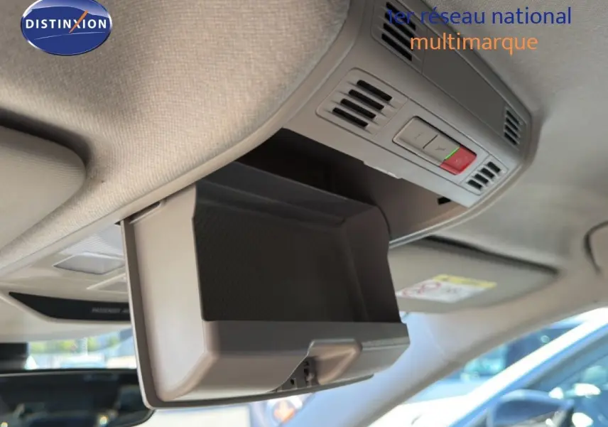 Détail intérieur montrant le rangement lunettes ouvert dans le plafond d’une Skoda Fabia gris graphite 2025.