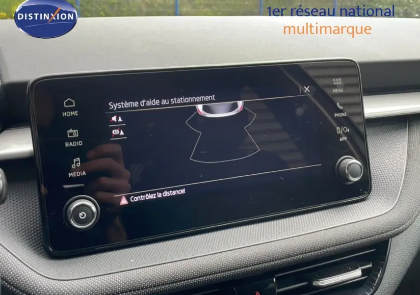 Écran tactile du système d'aide au stationnement dans l'habitacle d'une Skoda Fabia gris graphite, vue rapprochée.