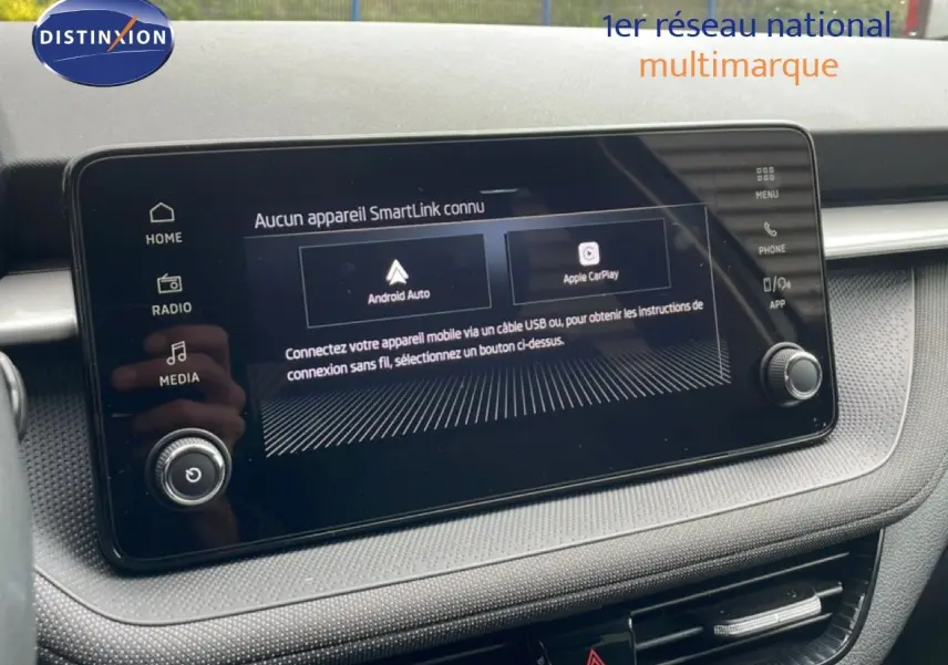 Écran tactile central du tableau de bord de la Skoda Fabia 2025, affichant les options Android Auto et Apple CarPlay.