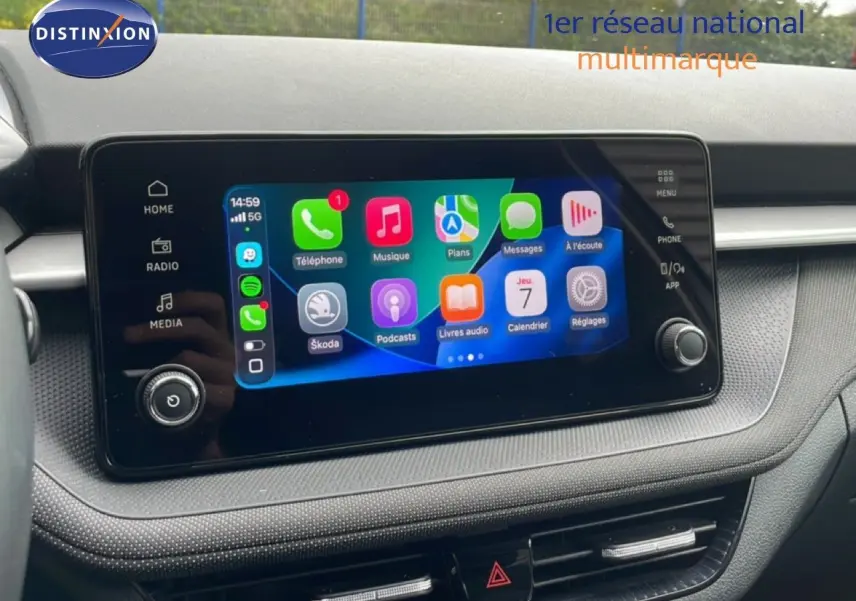 Écran tactile central allumé du tableau de bord gris graphite d'une Skoda Fabia 2025, affichant les applications connectées.