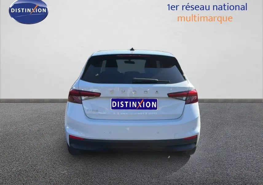 Vue arrière d'une Skoda Fabia 2025 gris graphite métal, avec feux arrière LED et hayon fermé.