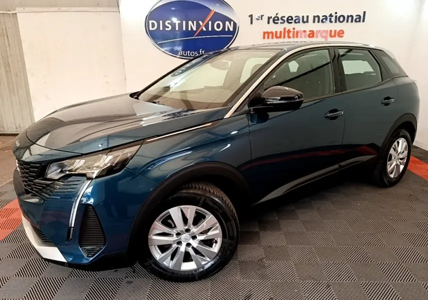 Peugeot 3008 BlueHDi 130 2022 bleu en 3/4 avant droit, avec phares LED et jantes alliage visibles.