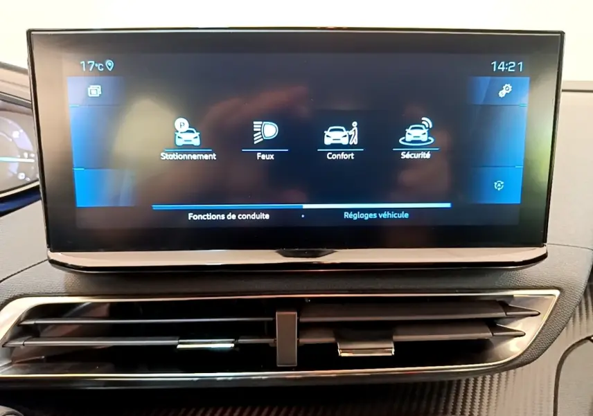Écran tactile central affichant les réglages du véhicule sur Peugeot 3008 bleu, vue intérieure frontale.