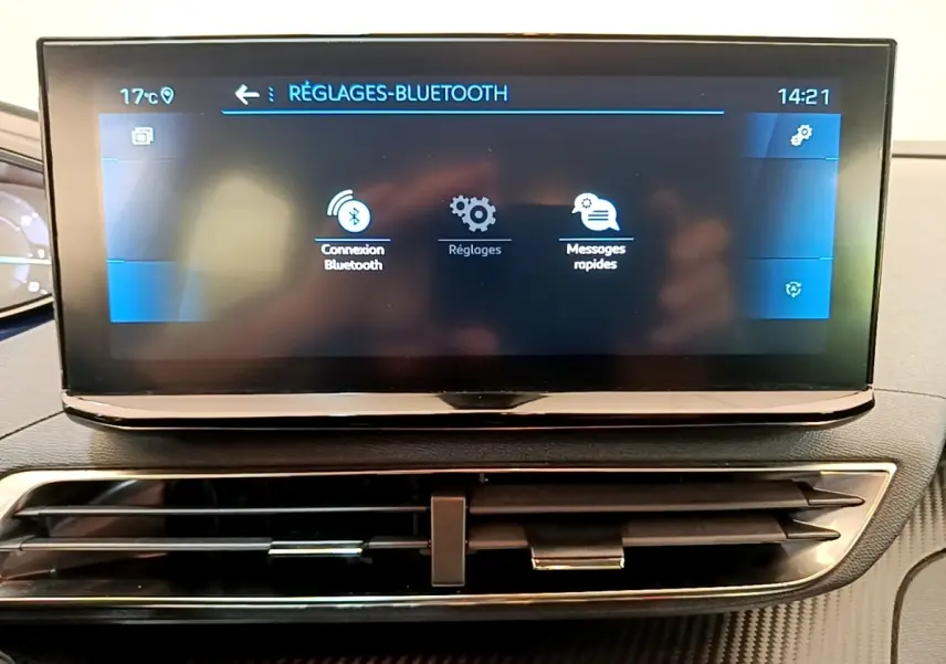 Écran tactile central du tableau de bord du Peugeot 3008 bleu, affichant les réglages Bluetooth en intérieur.