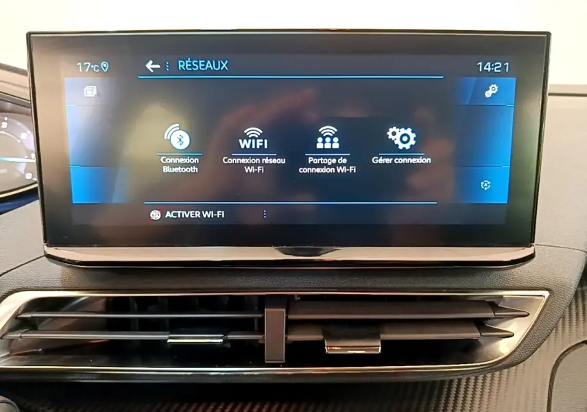 Écran tactile central affichant les options Wi-Fi et Bluetooth du tableau de bord du Peugeot 3008 bleu.