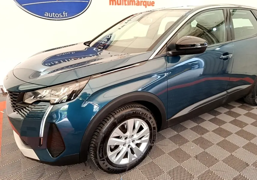 Vue 3/4 avant droit d’un Peugeot 3008 bleu 2022 avec phares LED et jantes alliage argentées.
