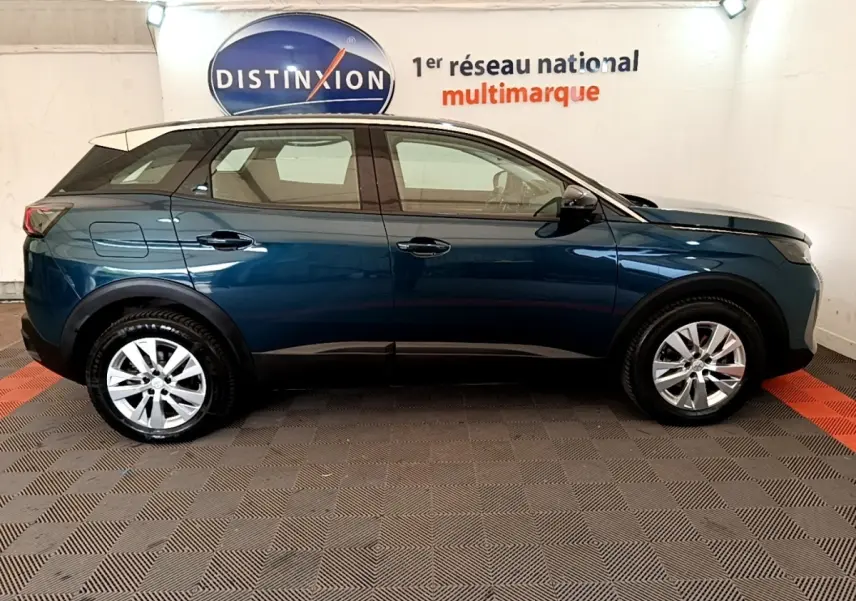 Vue latérale droite d'un Peugeot 3008 bleu 2022 dans un showroom avec logo Distinxion en arrière-plan.
