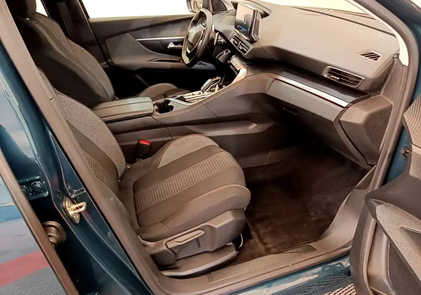 Vue intérieure côté conducteur du Peugeot 3008 bleu, mettant en valeur les sièges et le tableau de bord moderne.