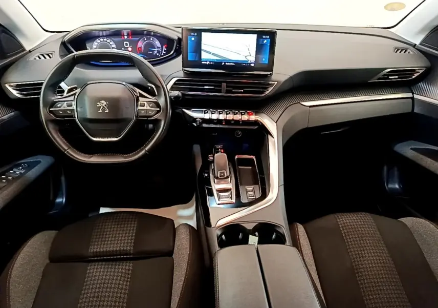 Vue intérieure du tableau de bord et volant cuir noir du Peugeot 3008 2022 avec écran tactile central et console moderne.